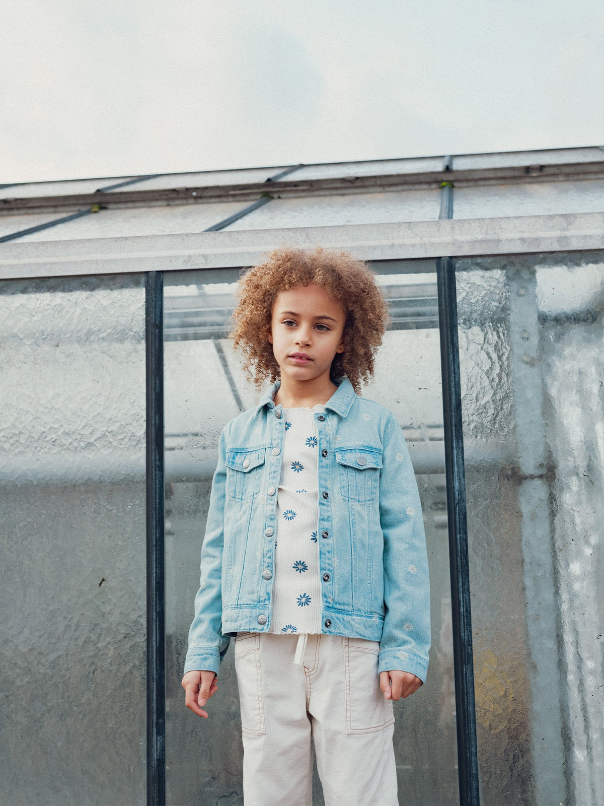 Veste en denim clair à broderies fleurs pour fille - 2