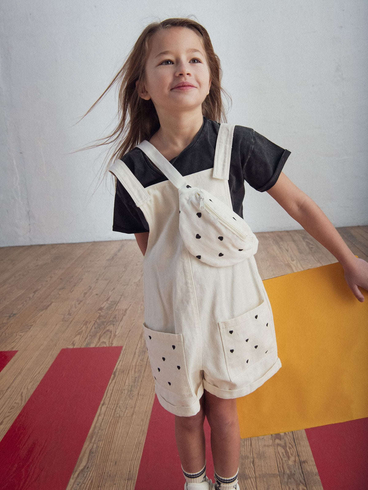 Salopette courte broderies coeur pour fille - 2