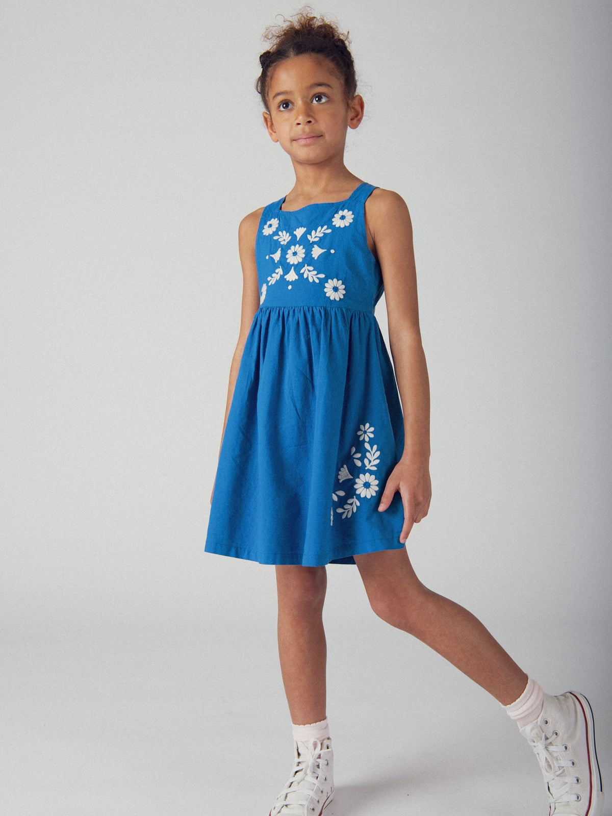 Robe bleue à broderies forales pour fille - 2